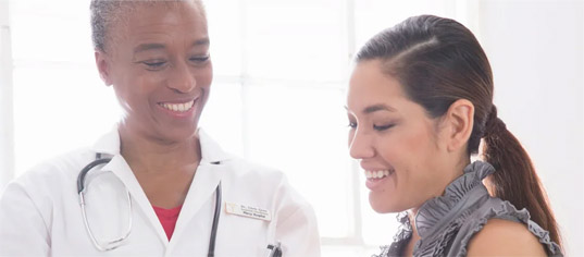 Na foto Dra. Eduarda e sua paciente Eliza que recuprou sua libido após o uso regular
                        de Honey Caps Intense